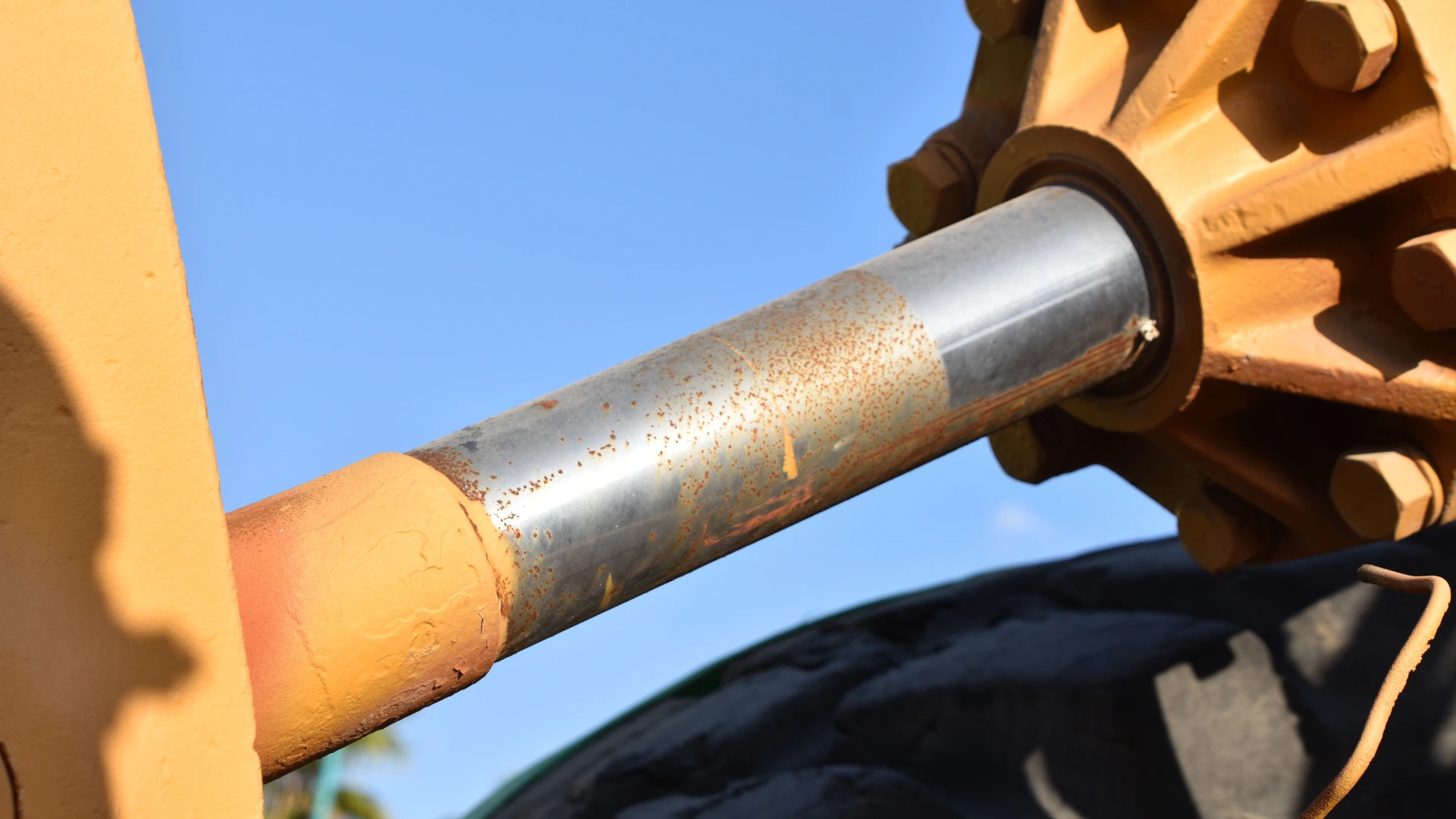 Why Hydraulic Cylinders Fail: Using Incorrect or Cheap Hydraulic Oil - Image 2